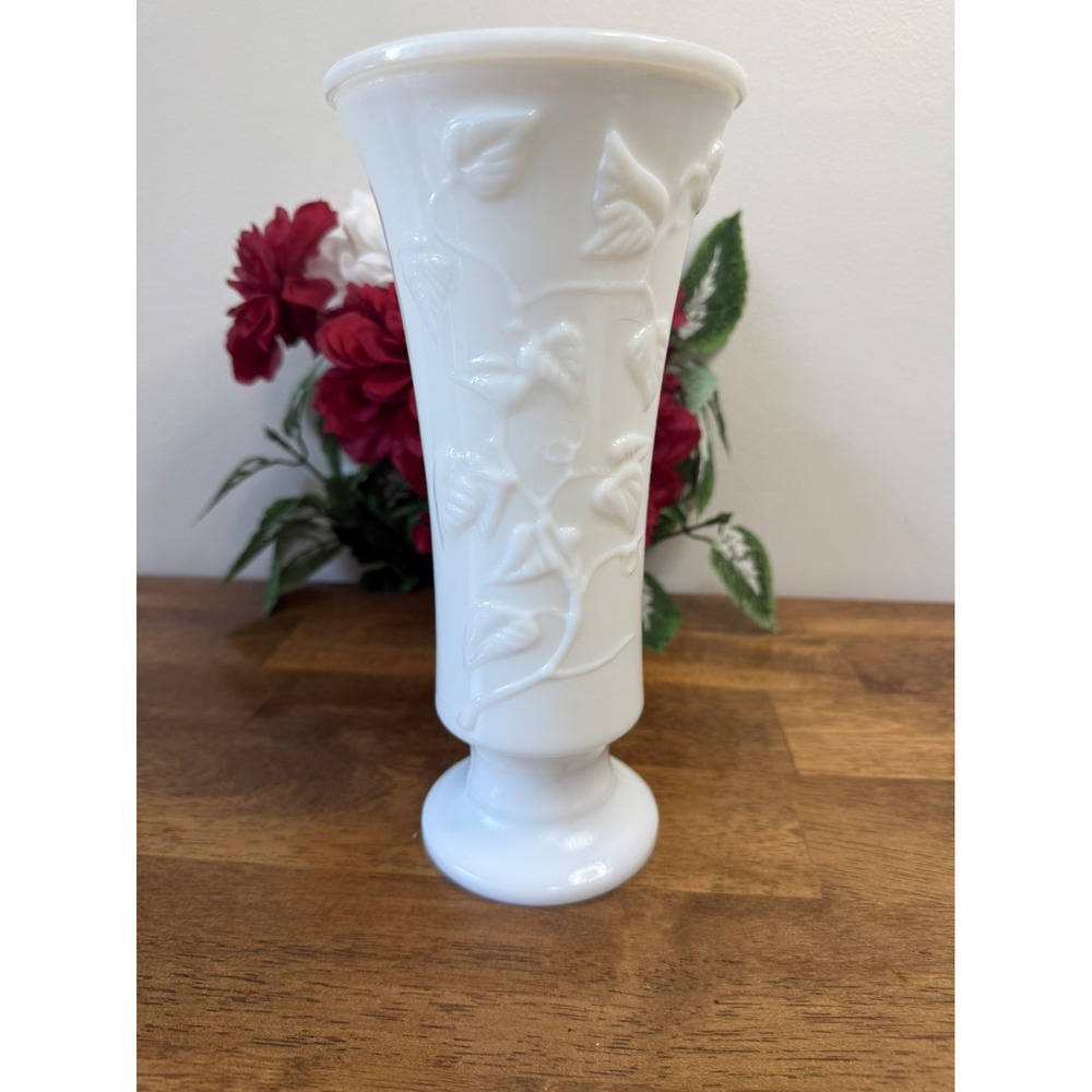 Vintage Ivy Vine Milk Glass Pedestal Vase White Mid-Century Raised Leaf‎ Design